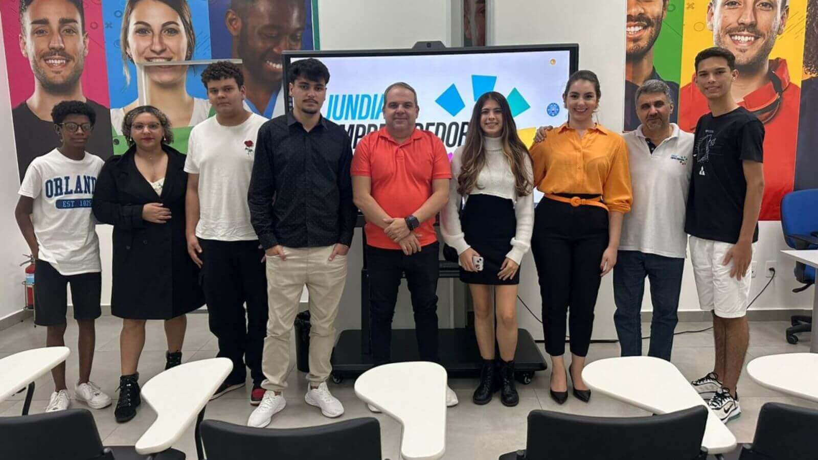 Integrantes do Parlamento Jovem visitam espaço Jundiaí Empreendedora