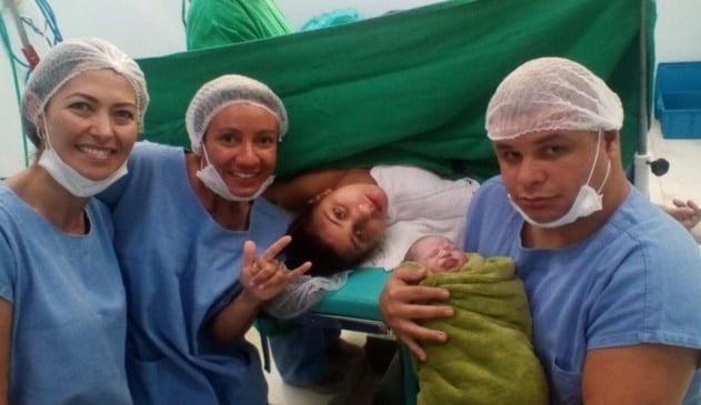 Intérprete de libras acompanha parto de bebê filho de pais surdos