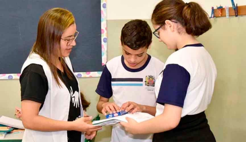 Intérprete transforma vida de aluno surdo e cego em escola de Jundiaí