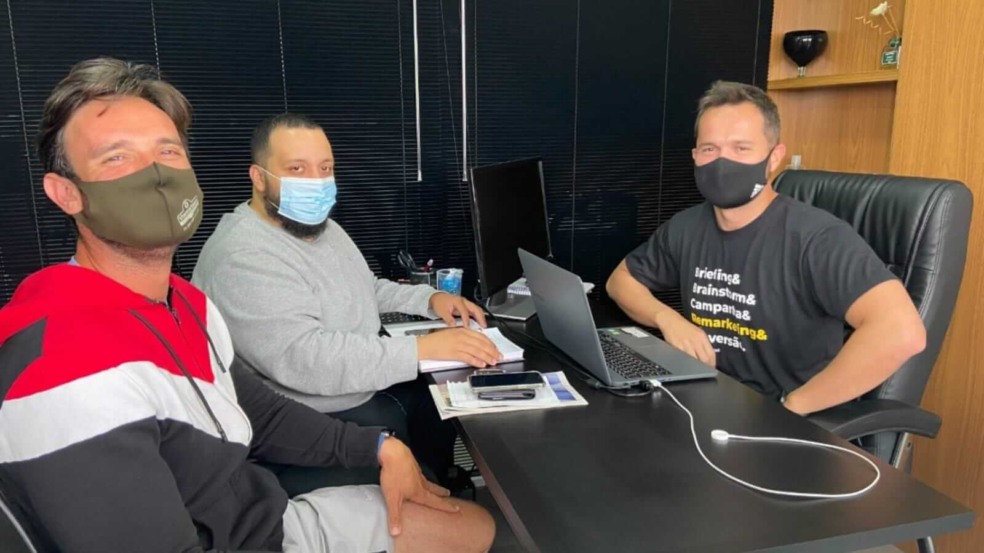 Victor Sianga (à esquerda) e André Ramos (ao meio) são clientes da agência Você Digital Propaganda, coordenada por Renan Carnio (à direita).