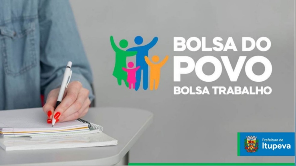 Pessoa escrevendo em caderno, com logo da programa Bolsa do Povo ao lado