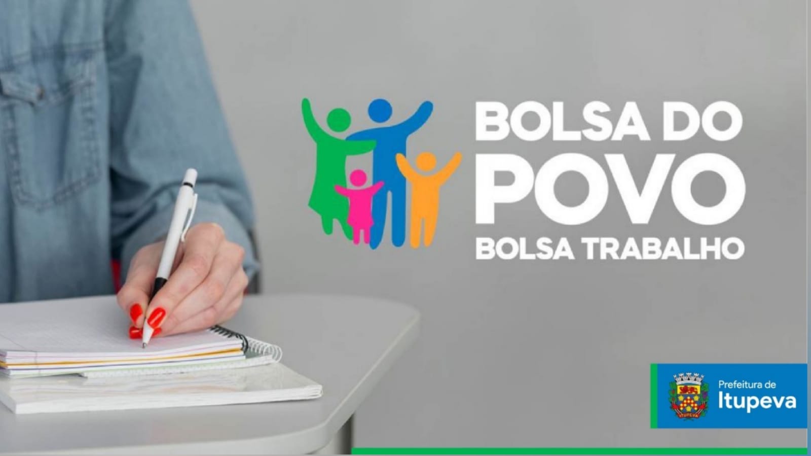 Pessoa escrevendo em caderno, com logo da programa Bolsa do Povo ao lado