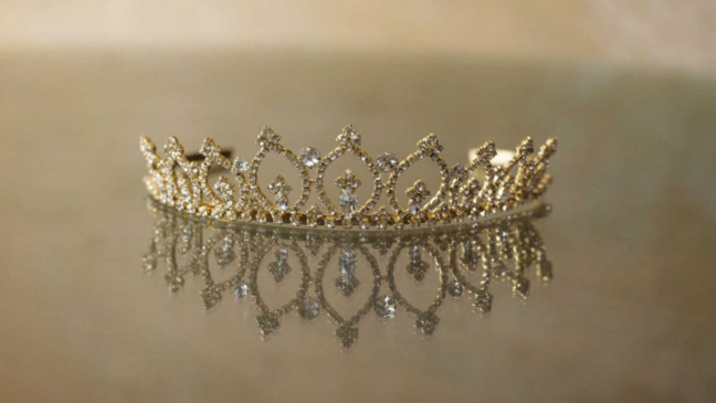 Coroa em chão espelhado