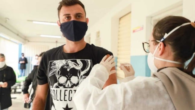 Homem sendo vacinado em Itupeva