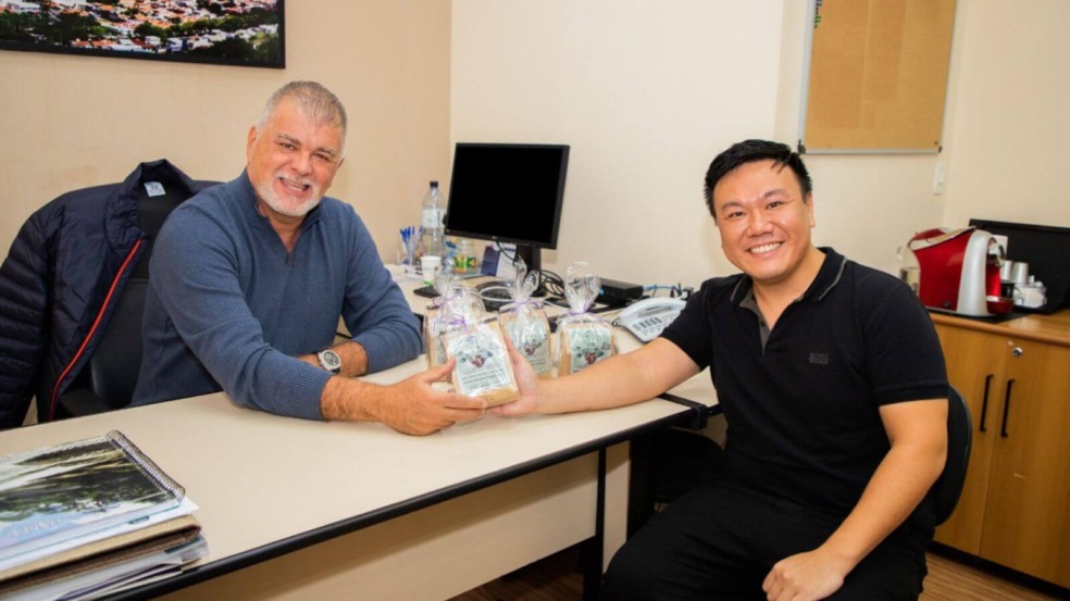 Prefeito de Jundiaí com dono de cafeteria