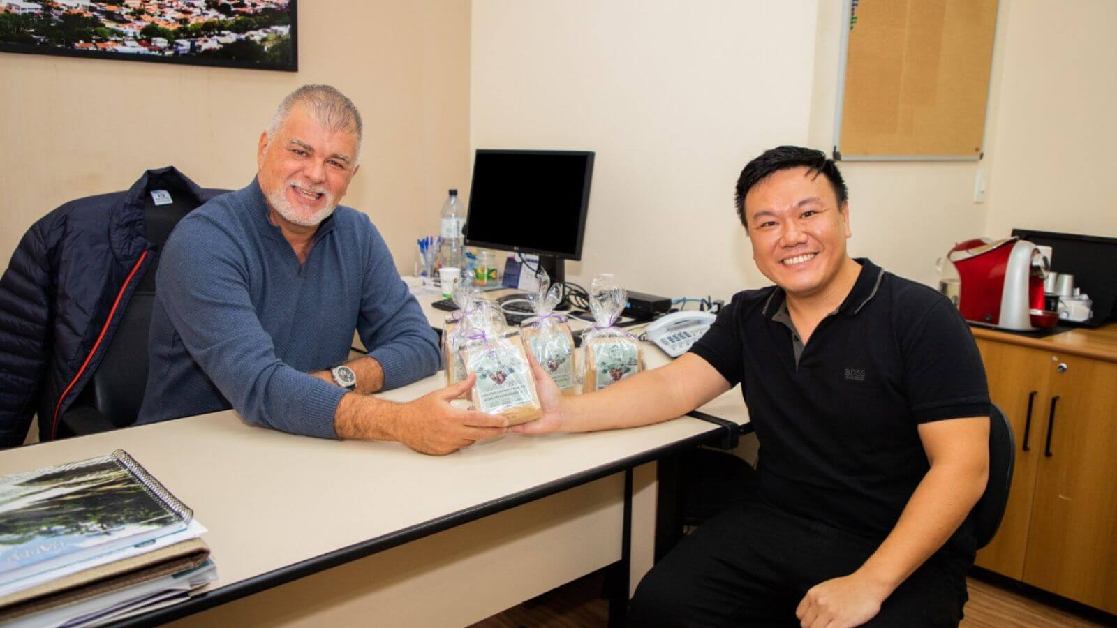 Prefeito de Jundiaí com dono de cafeteria