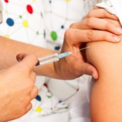 Criança recebendo vacina contra Covid-19