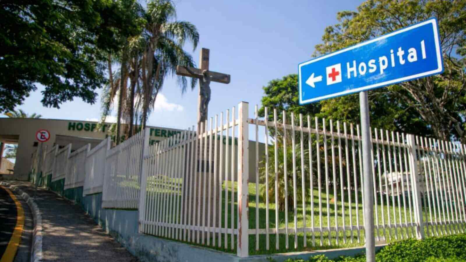 Placa indicativa para hospital em frente à escada
