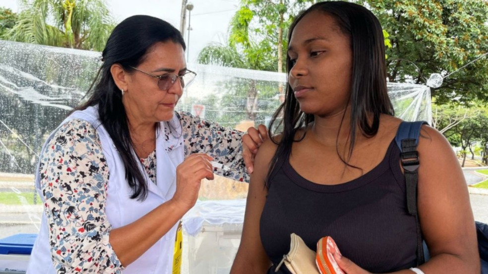 Mulher tomando vacina