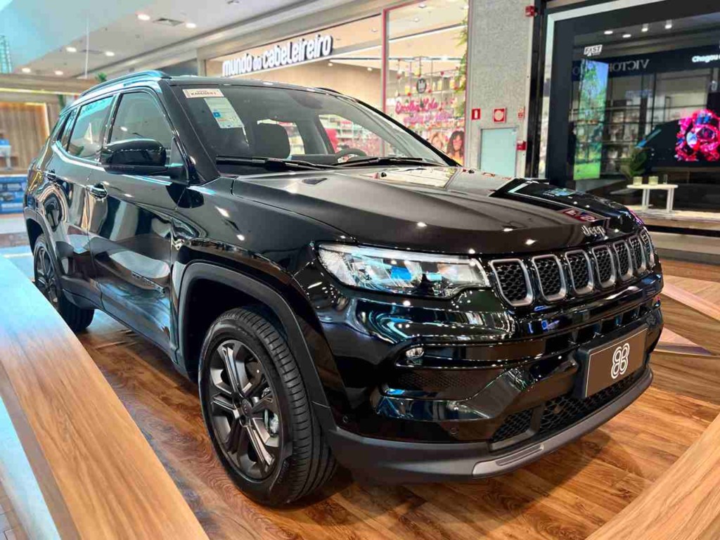 Jeep Compass Longitude 0km preto exposto no JundiaíShopping em promoção para o Dia dos Namorados.