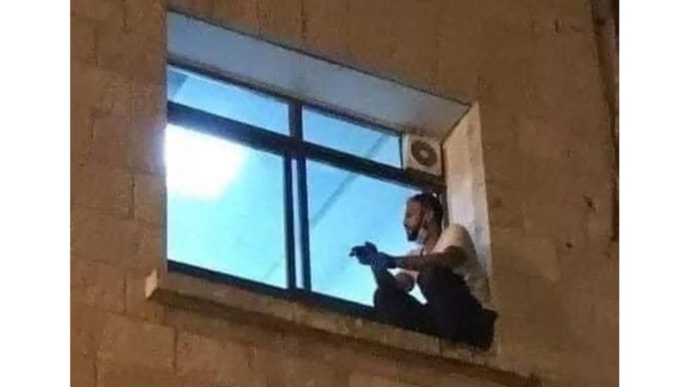 Filho escala parede de hospital para ficar perto de mãe internada com Covid-19