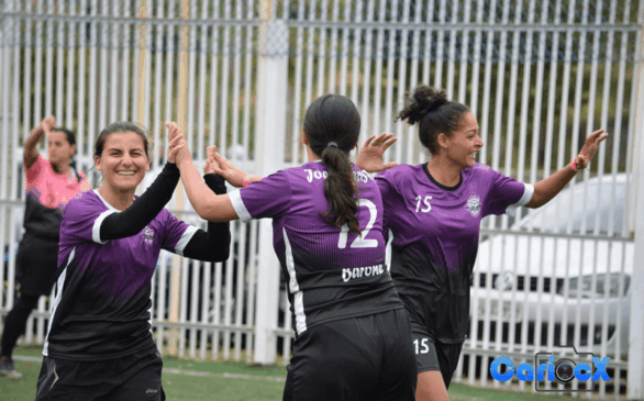 Jogadoras comemoram depois de gol