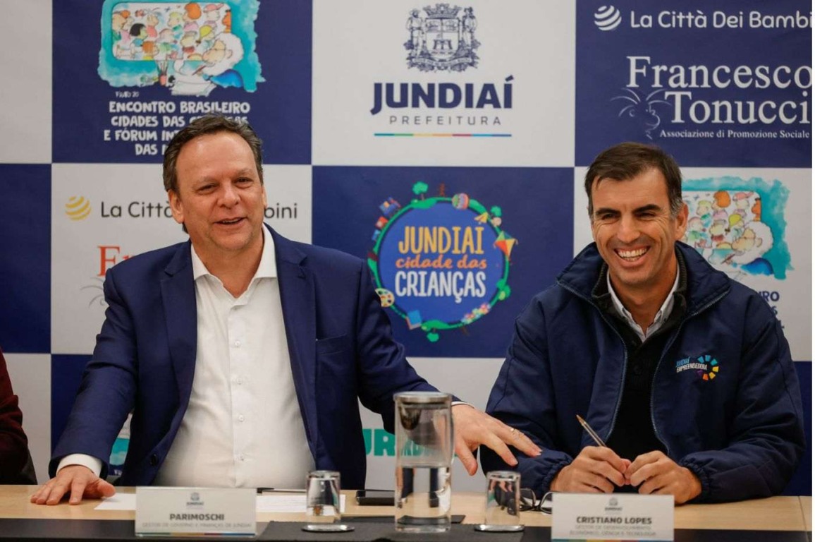 José Antonio Parimoschi e Cristiano Lopes, gestores responsáveis por mostrar as novas funcionalidades. Foto: Prefeitura de Jundiaí