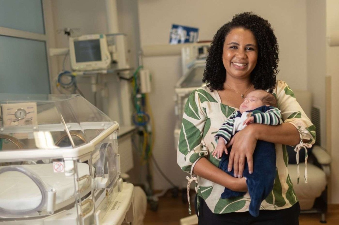 Josenilda Pedreira Alves com o filho na UTI neonatal. Foto: Diego Padgurschi/Agência Einstein Josenilda Pedreira Alves com o filho na UTI neonatal. Foto: Diego Padgurschi/Agência Einstein
