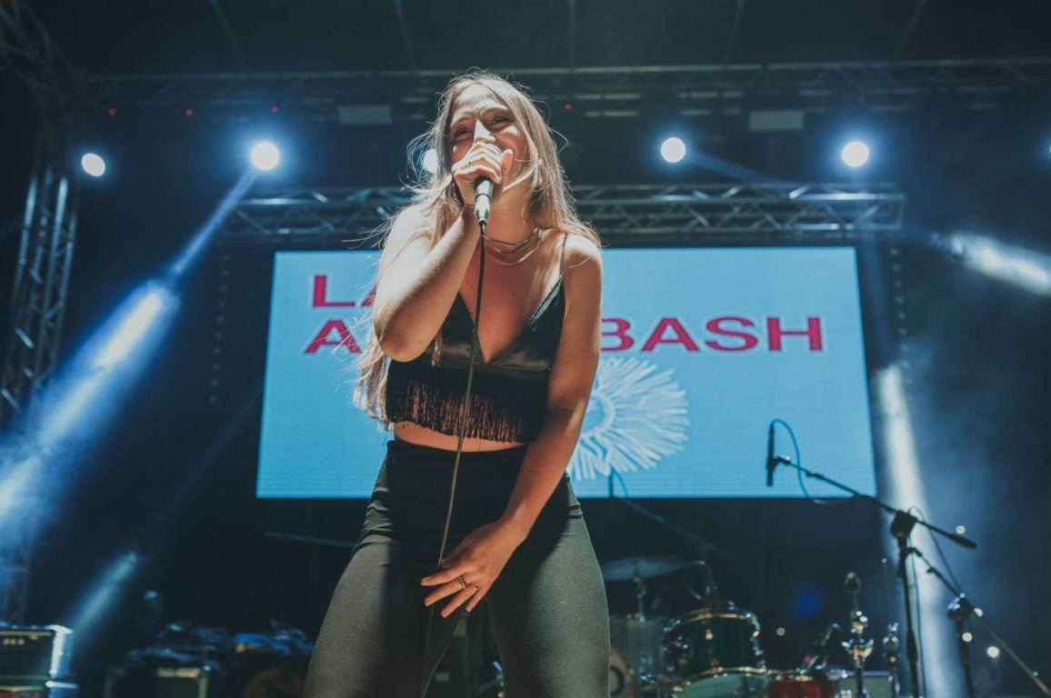 Jovem cantora de 25 anos faz sua primeira turnê pelo Brasil, pelo projeto “A Caminho do Interior”. Foto: Divulgação