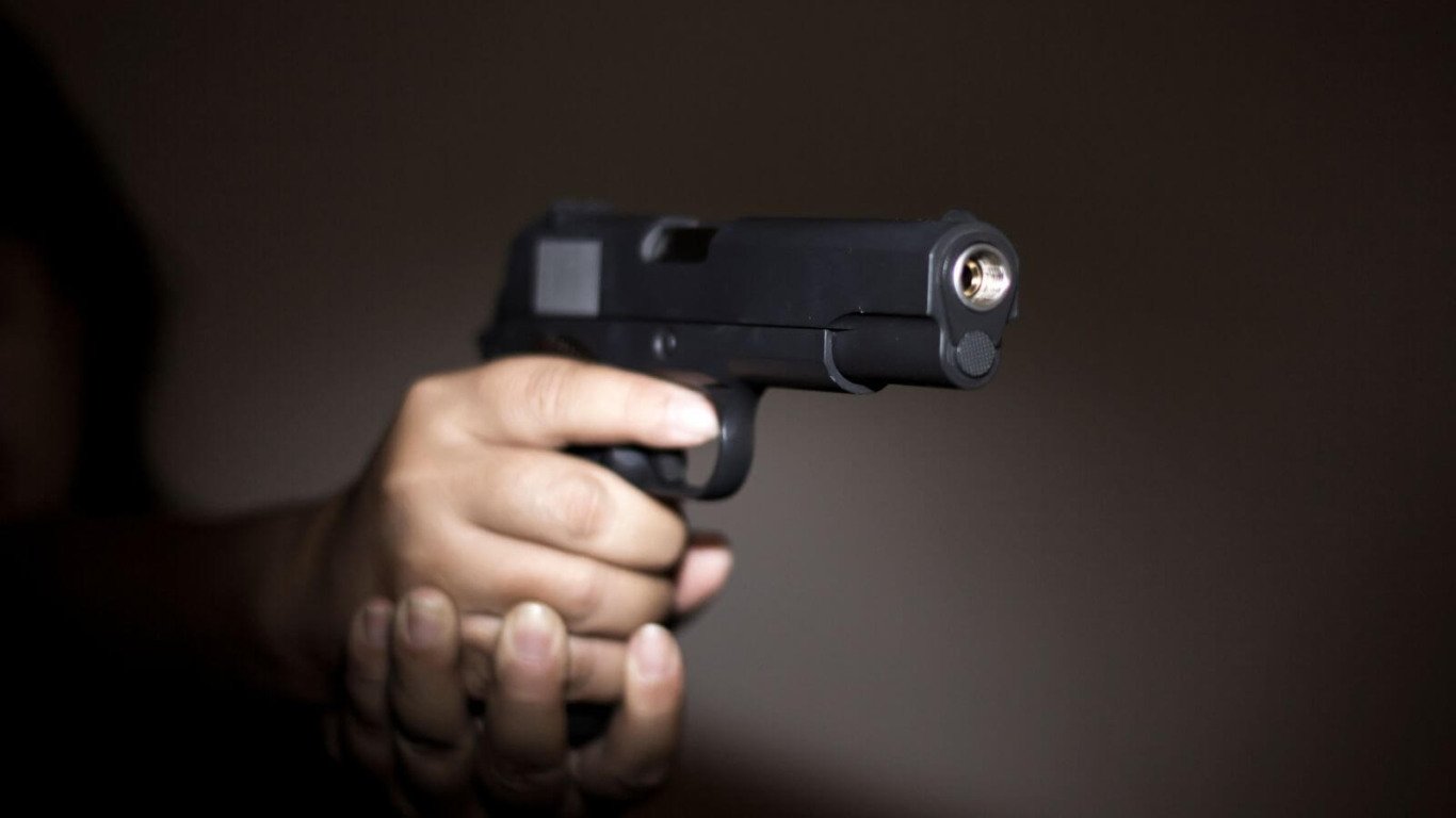 Pessoa segurando arma