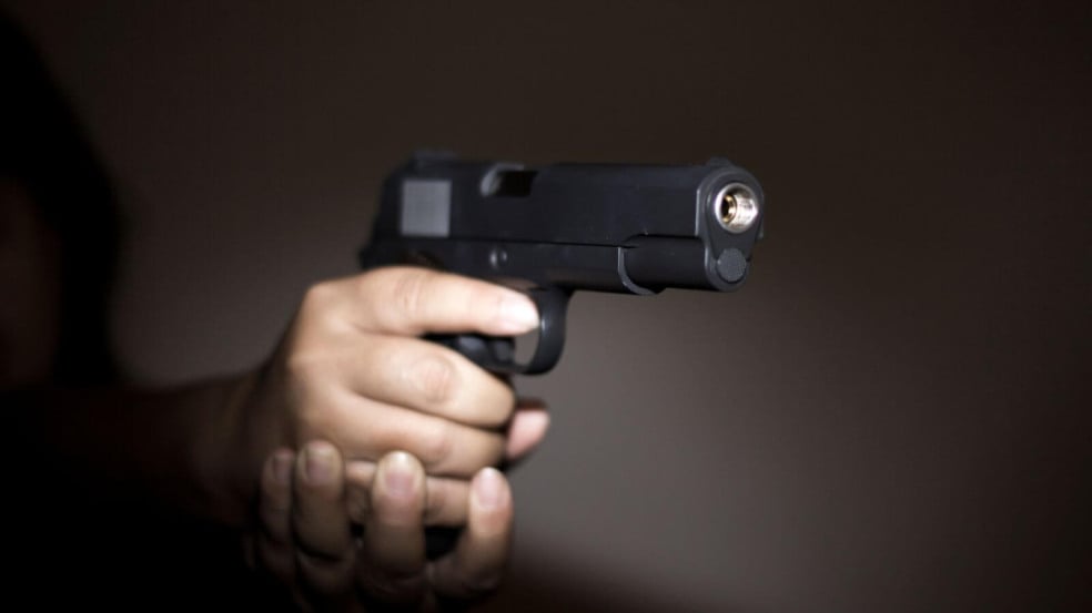 Pessoa segurando arma