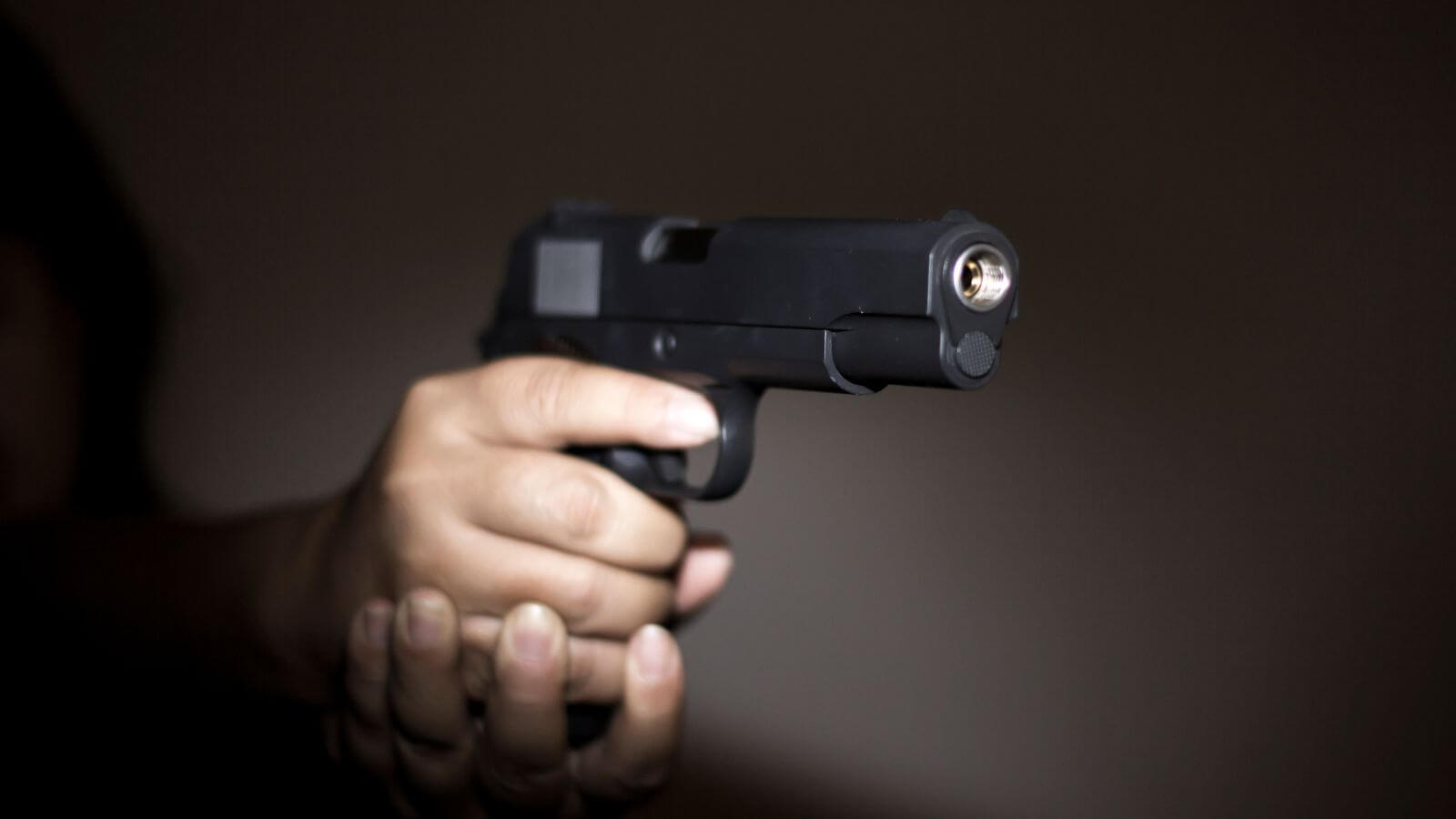 Pessoa segurando arma