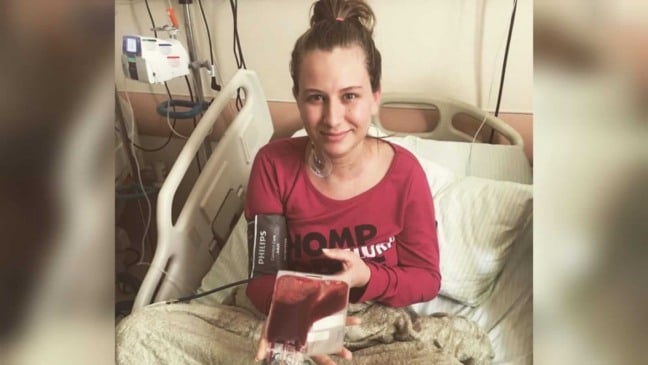 Mulher com bolsa de sangue