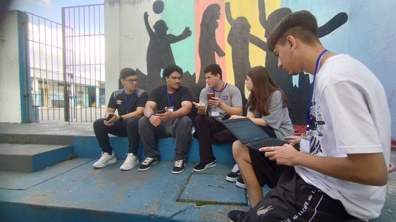 Jovens de Jundiaí transformam crise da reciclagem de papelão em soluções sustentáveis