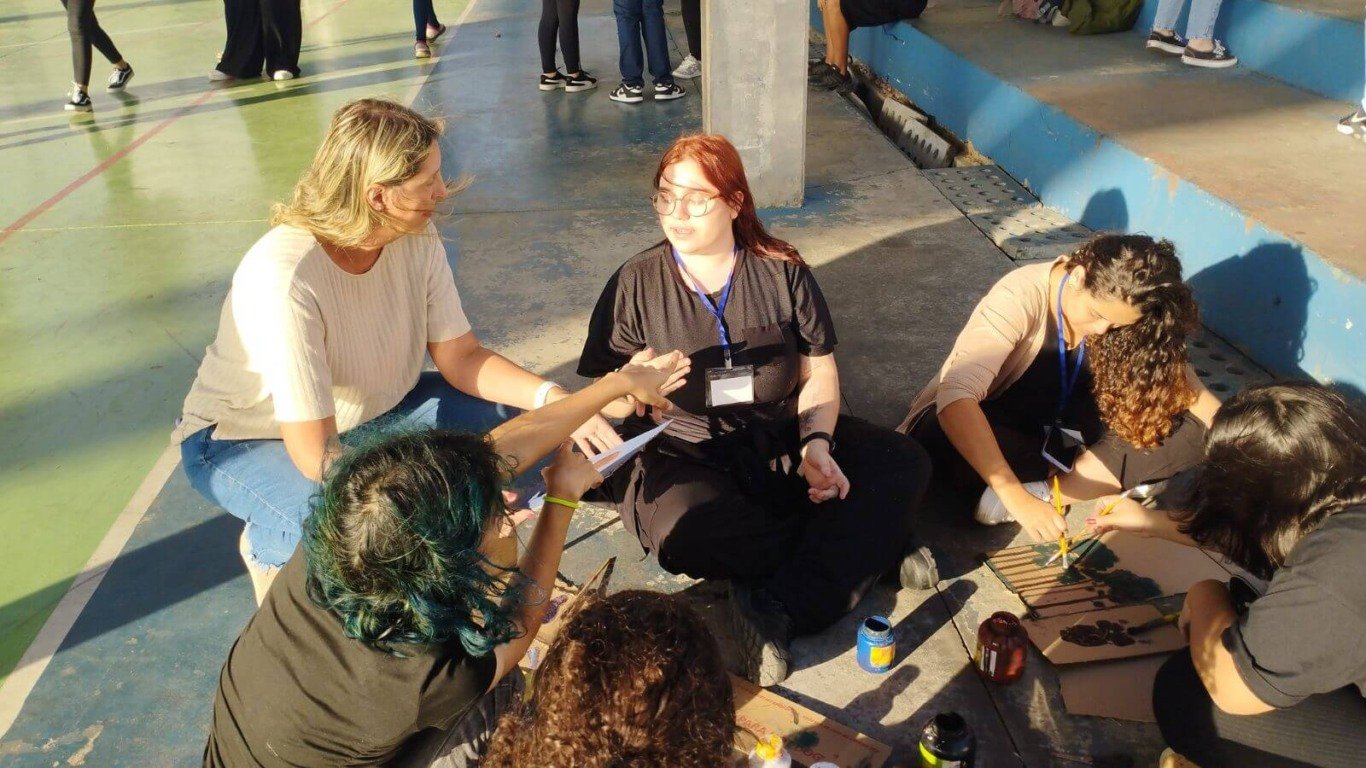 Jovens de Jundiaí transformam crise da reciclagem de papelão em soluções sustentáveis