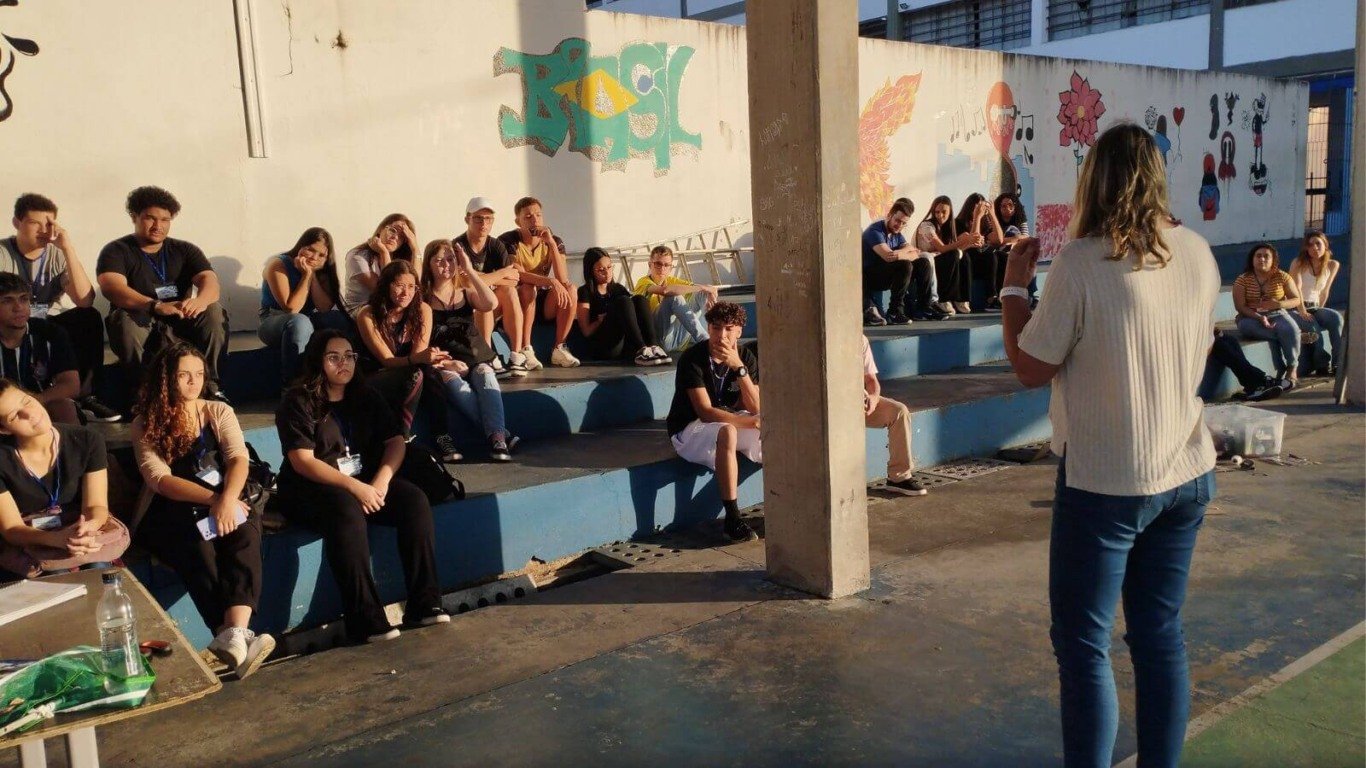 Jovens de Jundiaí transformam crise da reciclagem de papelão em soluções sustentáveis