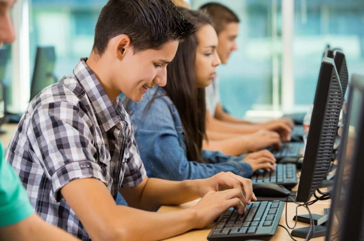 Telecentros: jovens estudando no computador