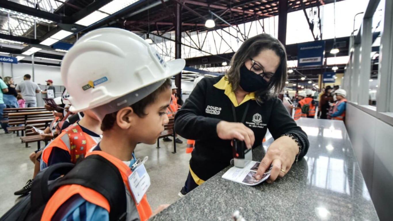 Crianças em passeio do Passaporte Cultural de Jundiaí