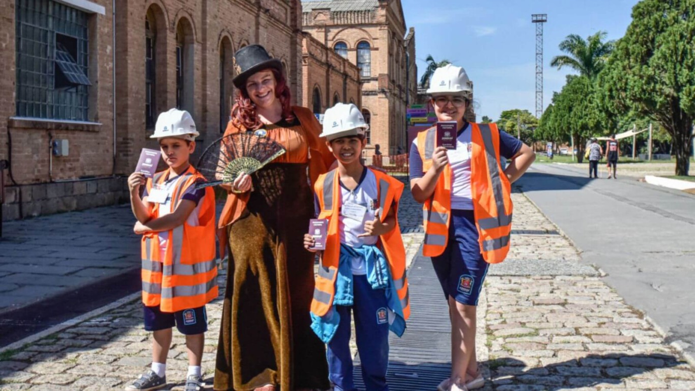 Crianças em passeio do Passaporte Cultural de Jundiaí