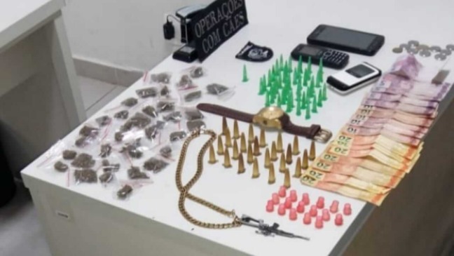 Mesa com drogas, dinheiro e celulares