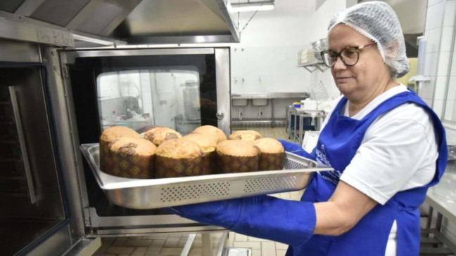 Mulher fazendo panetones