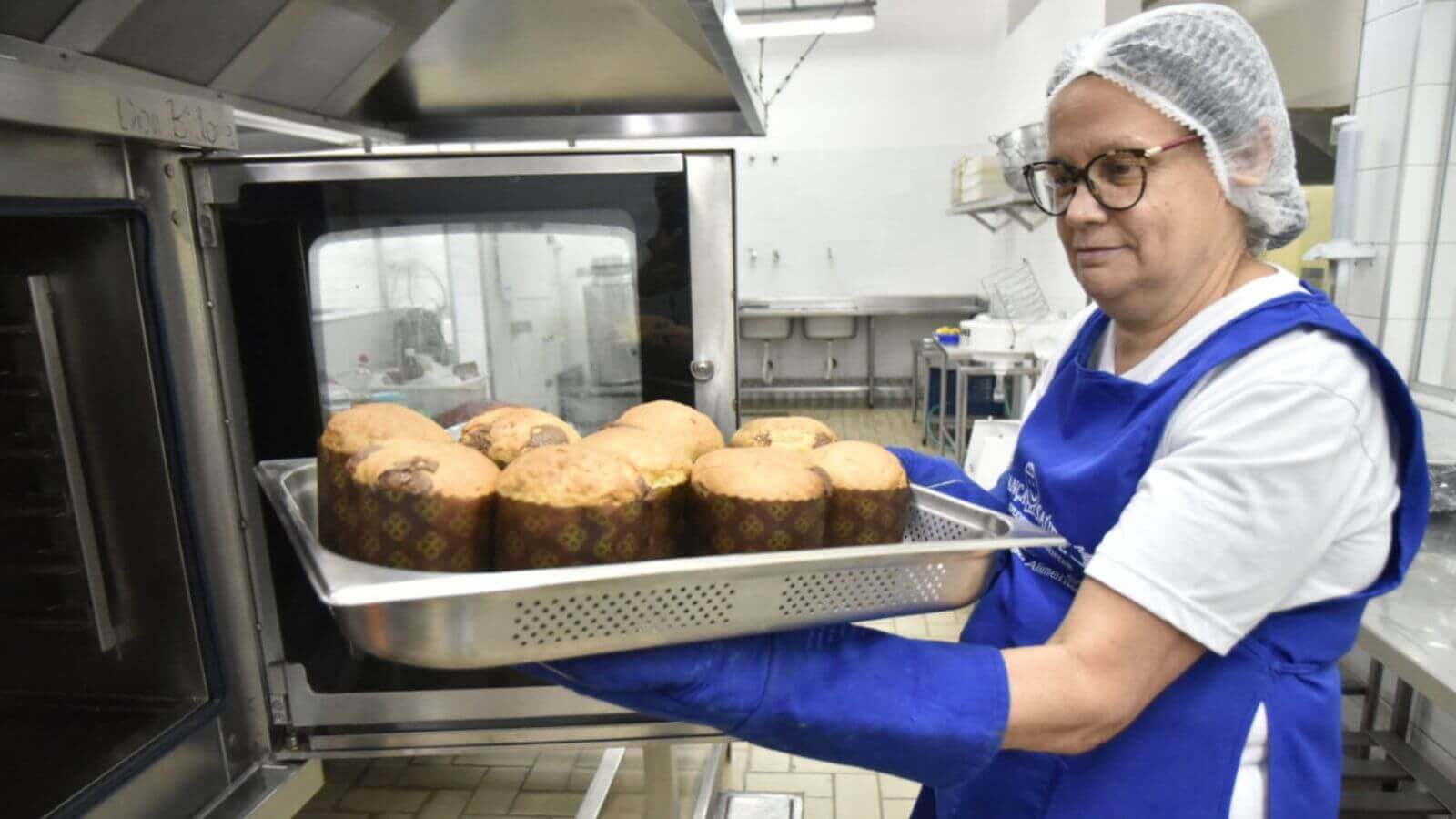 Mulher fazendo panetones