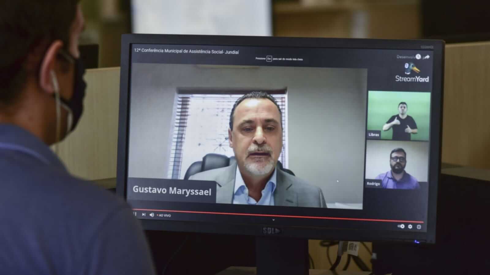 Gestor em chamada de vídeo