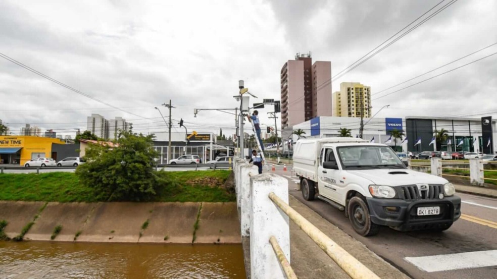 Carro de manutenção ao lado de pluviômetro em Jundiaí
