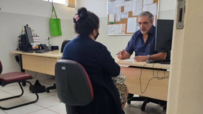 Mulher passa por atendimento com homem em ação de emprego do Jundiaí Empreendedora