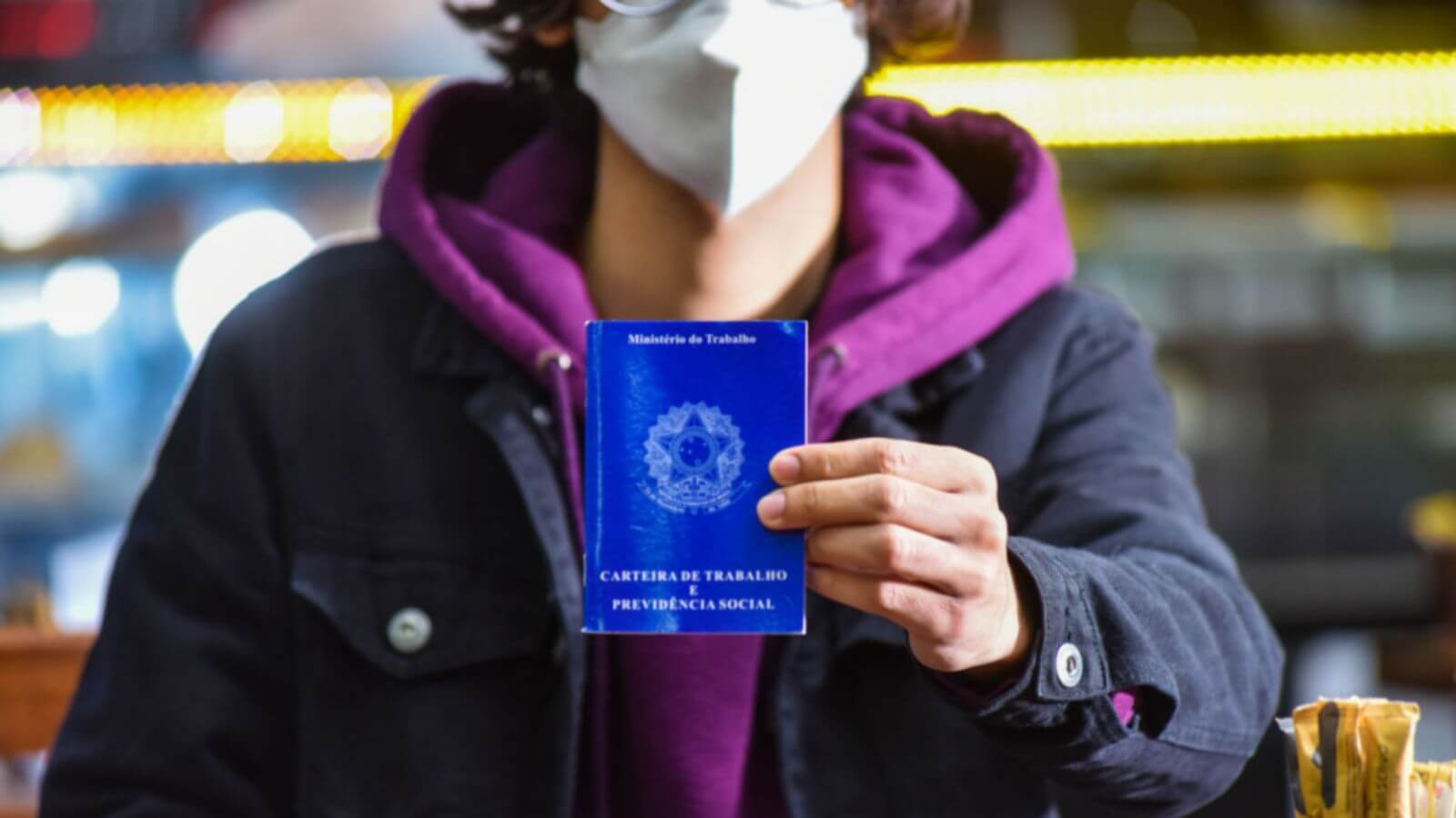 Pessoa com carteira de trabalho