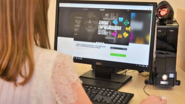 Mulher sentada em frente ao computador