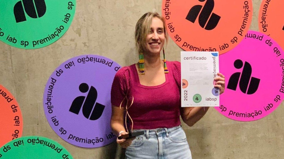Mulher com certificado de premiação Mulher com certificado de premiação