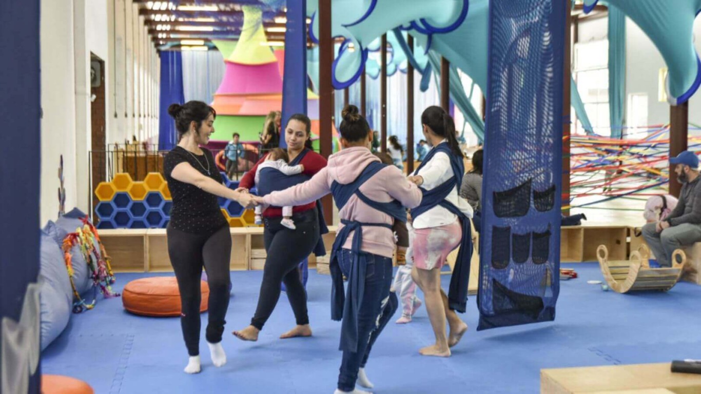 Mulheres com bebês em roda