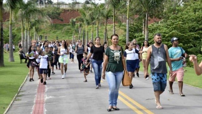 Famílias caminhando no Mundo das Crianças