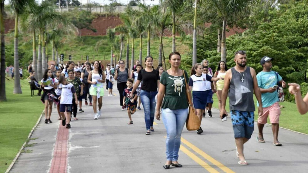 Famílias caminhando no Mundo das Crianças