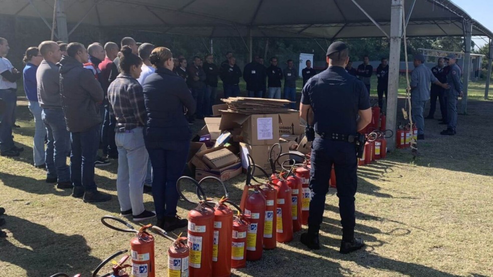 Guardas Municipais em formação participam de treinamento de combate a incêndio