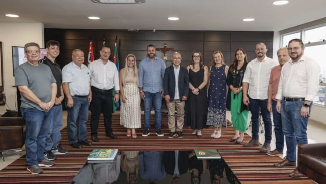 Representantes da Prefeitura de Jundiaí e do festival japonês