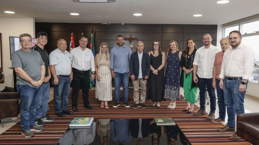 Representantes da Prefeitura de Jundiaí e do festival japonês