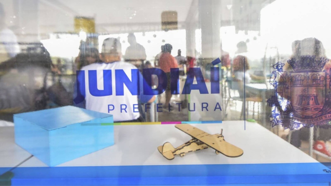 Vidraça com brasão da Prefeitura de Jundiaí