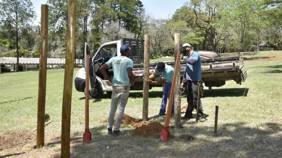 Homens em obra no Parque do Corrupira em Jundiaí