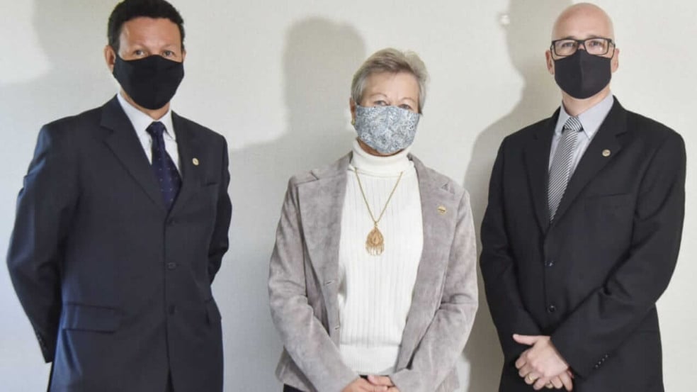 Diretor da ESEF, Davi Poit, ex-vice-diretora, Bettina e atual vice-diretor, Adriano