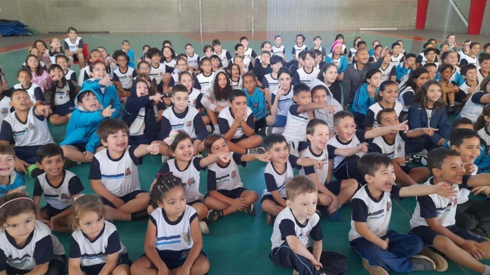 Crianças de Jundiaí assistem a teatro de fantoches sobre segurança no trânsito em evento educativo com policiais.