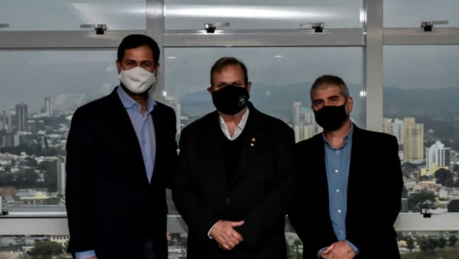 Prefeito Luiz Fernando Machado acompanhado de José Donizetti Adame, presidente da Supre e gestor da UGMT, Aloysio Alberto de Queiroz Junior