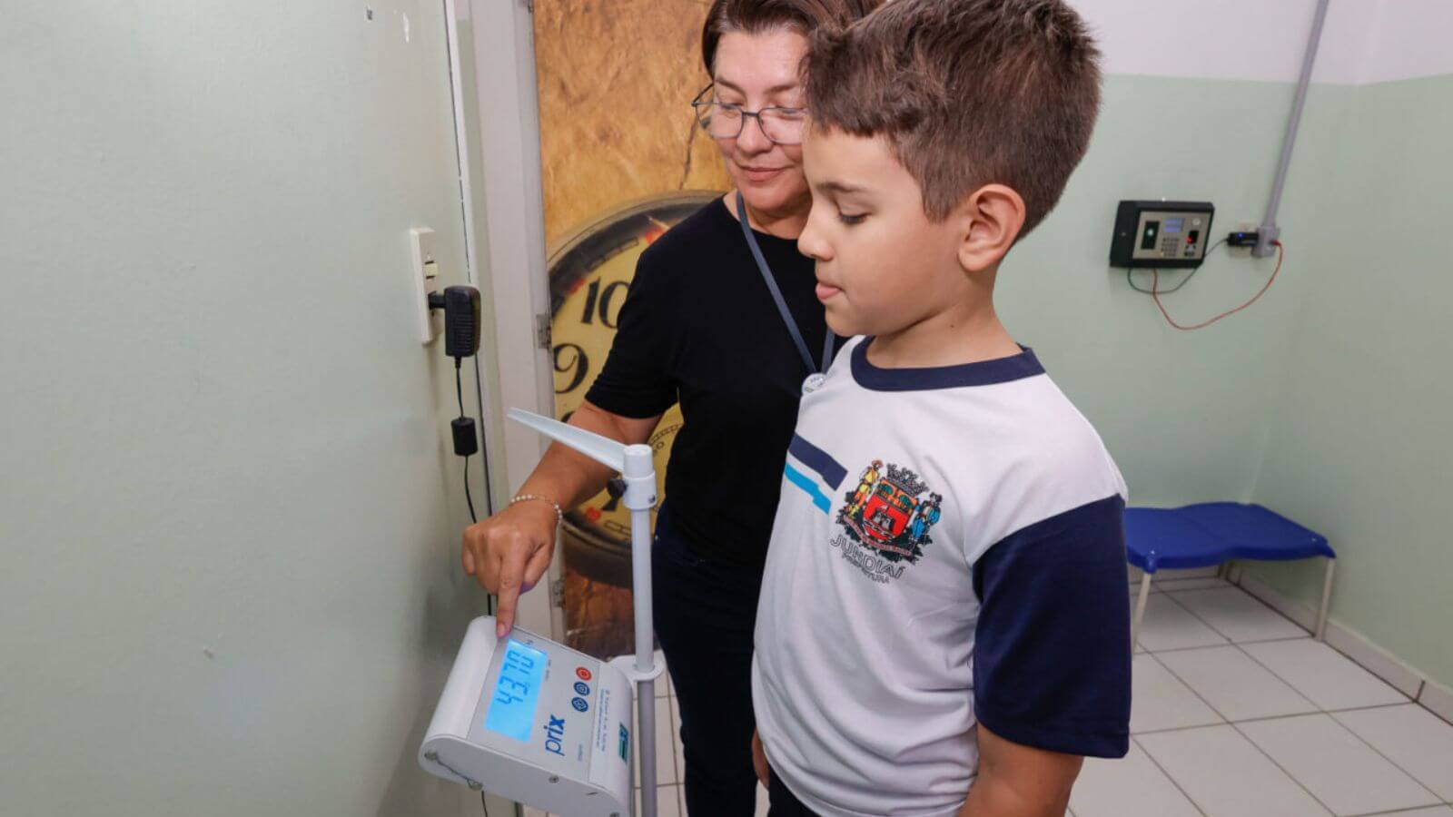 Aluno de Jundiaí sendo medido